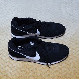 Women's or men's unisex Nike Venture Running Shoes Size US 12. Like New EUC.